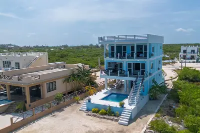 Image de Ocean view stay with a balcony, private pool, full kitchen, Ac, and washer/dryer