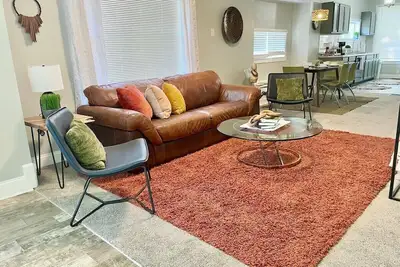 Image de Family Home - 5mins to Downtown - Parking