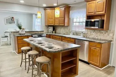 Image de Serene Ivy Hills Home w/ Hot Tub & Screened Porch