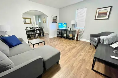 Image de Beautifully Updated, Sleeps 7! 10 min to Lucas Oil