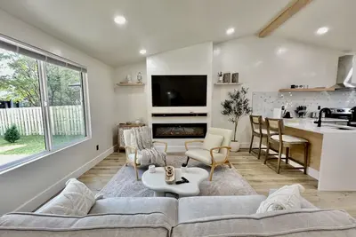 Cozy Home Minutes From Downtown