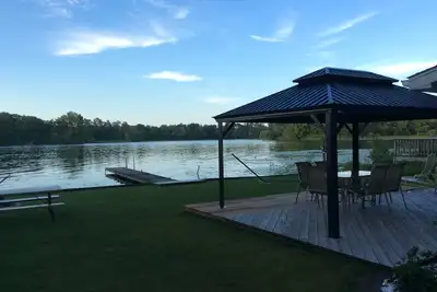Image de Cozy little cottage on beautiful Pine Lake