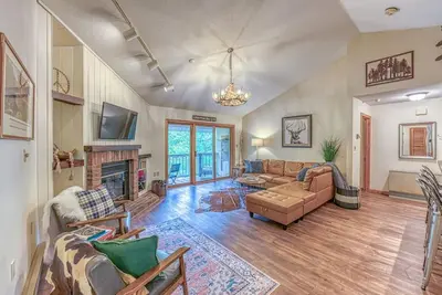 Image de Luxe Riverfront Escape