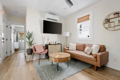 Image de Beautiful Ground Floor Condo Just 1 Block to King