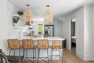 Image de Beautiful Penthouse Condo Just Steps to King