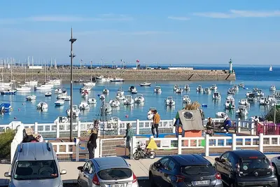 Image de Les pieds dans l'eau dans une belle commune touristique