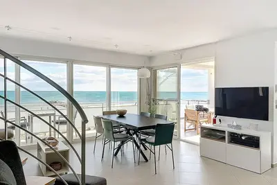 Image de Appartement climatisé avec terrasse et parking, face à la mer