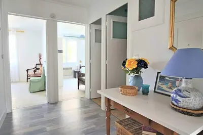 Image de Appartement lumineux pour famille à Royan, quartier calme près du marché, balcon et parking gratuit