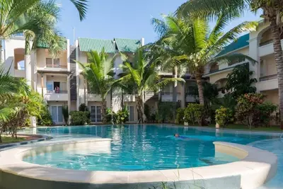 Image de 3 Mins A Pieds Mer/Commerces/Taxis/Autobus/Restaurants/Etc.