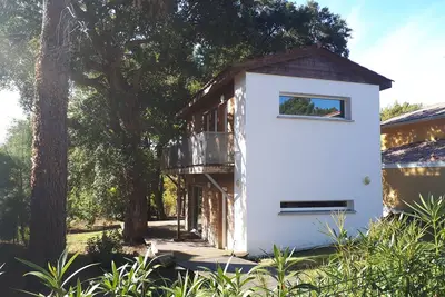 Image de Capbreton. Maison. Grand jardin arboré entre forêt et océan.