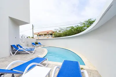 Image de Pool * Bbq * 1. 5 mi from the famous Palm Beach!