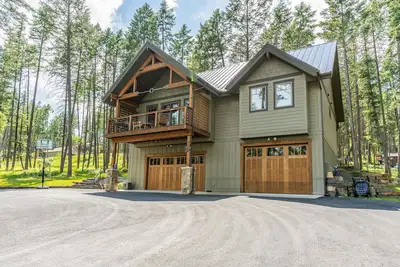 Image de Wilderness retreat with a large deck, grill, updated interior, fireplace, and Ac