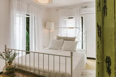 Image de Présentation de notre belle chambre 1 : une retraite sereine au design élégant