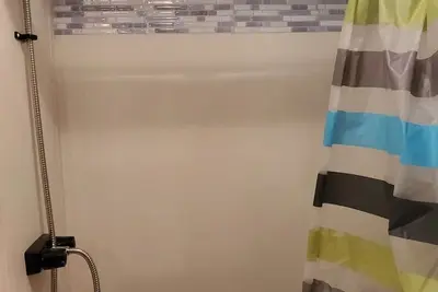 Image de Camper sleeps 6 Nestled in a Wooded Area. Pet Friendly, Fire Pit, spacious