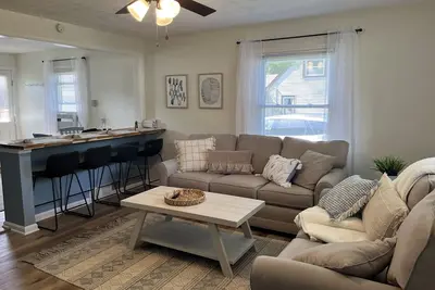 Image de Avon Lake Updated 2 Bedroom Cottage near Lake Erie on Very Quite Wooded Street