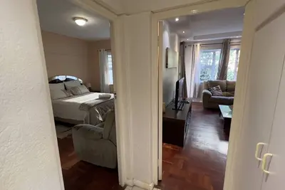 Image de Two Bedroom Cozy Apartment in Sea Point. 5min walking distance from the sea.