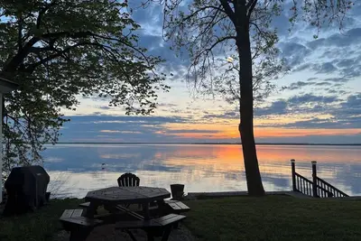 Image de Lake Champlain Waterfront: Renovated Cottage, Sunsets, Kayaks & Paddle Boards!