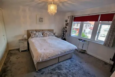 Image de A Modern 2 Bedroom Apartment in the Quiet Leafy Grove, Close to the sea Front
