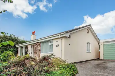 Image de A great, three-bedroom bungalow, with front and back gardens.