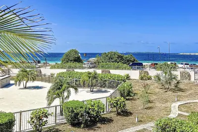 Image de Maison Caraïbes, sur la plage d`Orient Bay