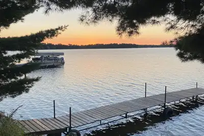 Image de Your perfect vacation place: vintage cabin, quiet lake, and a classic sauna.