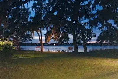 Image de Lake Whistler Beach House with lakefront pool