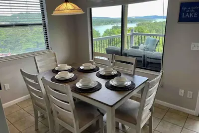 Image de 2 bedrooms/2 bathrooms Table Rock Lake View!