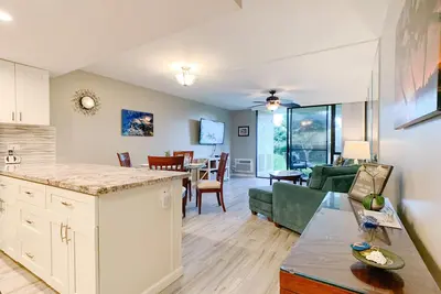 Image de Newly updated- Ground floor 1 bedroom steps from the beach!