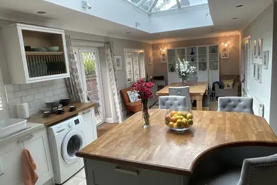 Image de Detached House With hot Tub, Pool Table Gym, and Lovely Outdoor Eating Area
