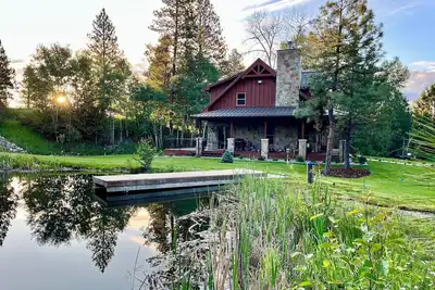 Image de Riverfront Luxury Cabin With Pond And Hot Tub