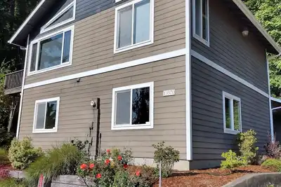 Image de Treetop Retreat on Hood Canal with majestic views of the water.