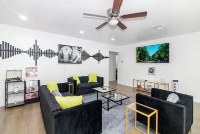 Image de Music themed home, PacMan Arcade, Sleeps 9, Bbq, Fire Pit, Wi-Fi