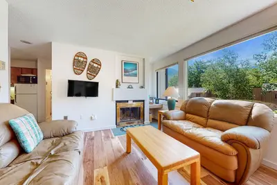 Image de Mountain-view condo with hot tub, pool & gym near skiing & golf