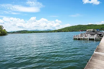 Image de Beautifully Remodeled Lake Access Home • Where Friends & Family Make Memories