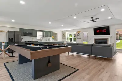 Image de Spacious & Cozy ~ Close to Fort Moore ~ Pool Table