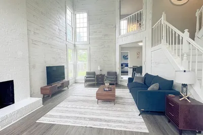 Image de 5 min from downtown Fishers, In! 4bd, 2. 5ba, dog friendly w/ deck & grill, games