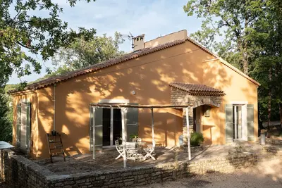 Image de Ravissant Mas à Saignon très confortable, piscine, grand parc, animaux acceptés
