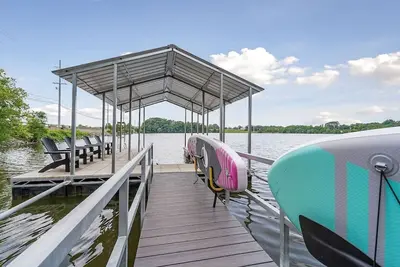 Image de Sunset Cove- Lake Home, Dock, Fire Pit, Hot Tub, Game Room, Etc