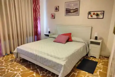 Image de Villa in quiet area, 2 communicating bedrooms, 1 bathroom, only 80mt from the lake