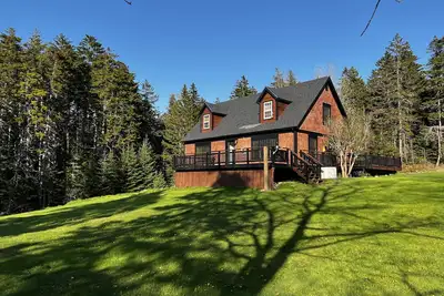Image de Crystal Cove is a lovely new offering this 2023 season! The home is quietly located in Stonington and has direct ocean access. Follow the Oceanville Road until you reach this lovely property. The house has 4 bedrooms (3 queen rooms and a bunk room)