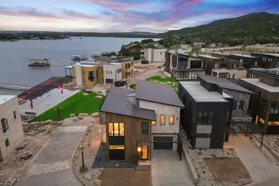 Image de Breakwater Pk | Brand new home Juniper Ridge | Sleeps 14