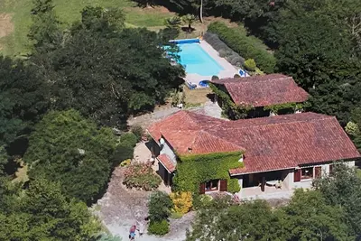 Image de Prachtig en Rustig Gelegen Gelijkvloerse Villa in Italiaanse Stijl met Zwembad