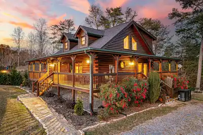 Image de 5br Smokies Mountain Cabin Retreat |Firepit, Game room, Hot Tub w/ Views