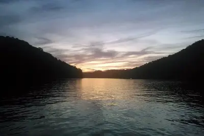 Image de \"Our Happy Place\", Floating Home, Sleeps 10; 4 bed\/1. 5 bath