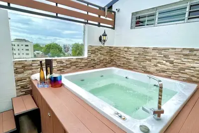 Image de Luxury 5 beds penthouse-Private Jacuzzi & Karaoke Bar