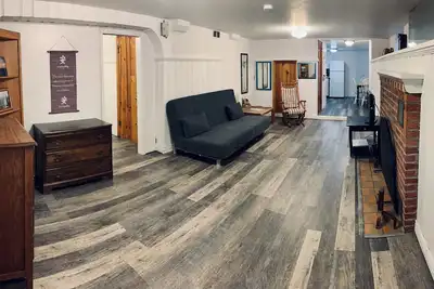 Image de Roomy, Bright, Clean, Private, Updated basement Apartment