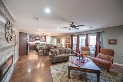 Image de Right At Home-Midland Monterrey House