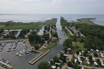 Image de Cozy newly renovated home minutes from Sebewaing Harbor Marina to access bay.