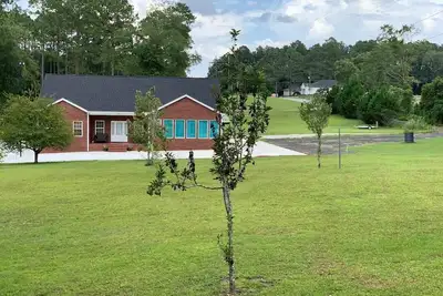 Image de New, charming, and spacious Troopers  Getaway/ 5 minutes to down town.