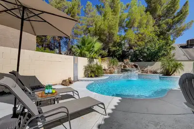 Image de Luxurious Henderson Oasis w/Sparkly Heated Pool and Backyard Retreat